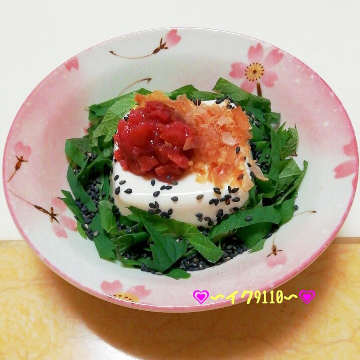 簡単!たっぷり大葉と梅と黒ごまの冷奴